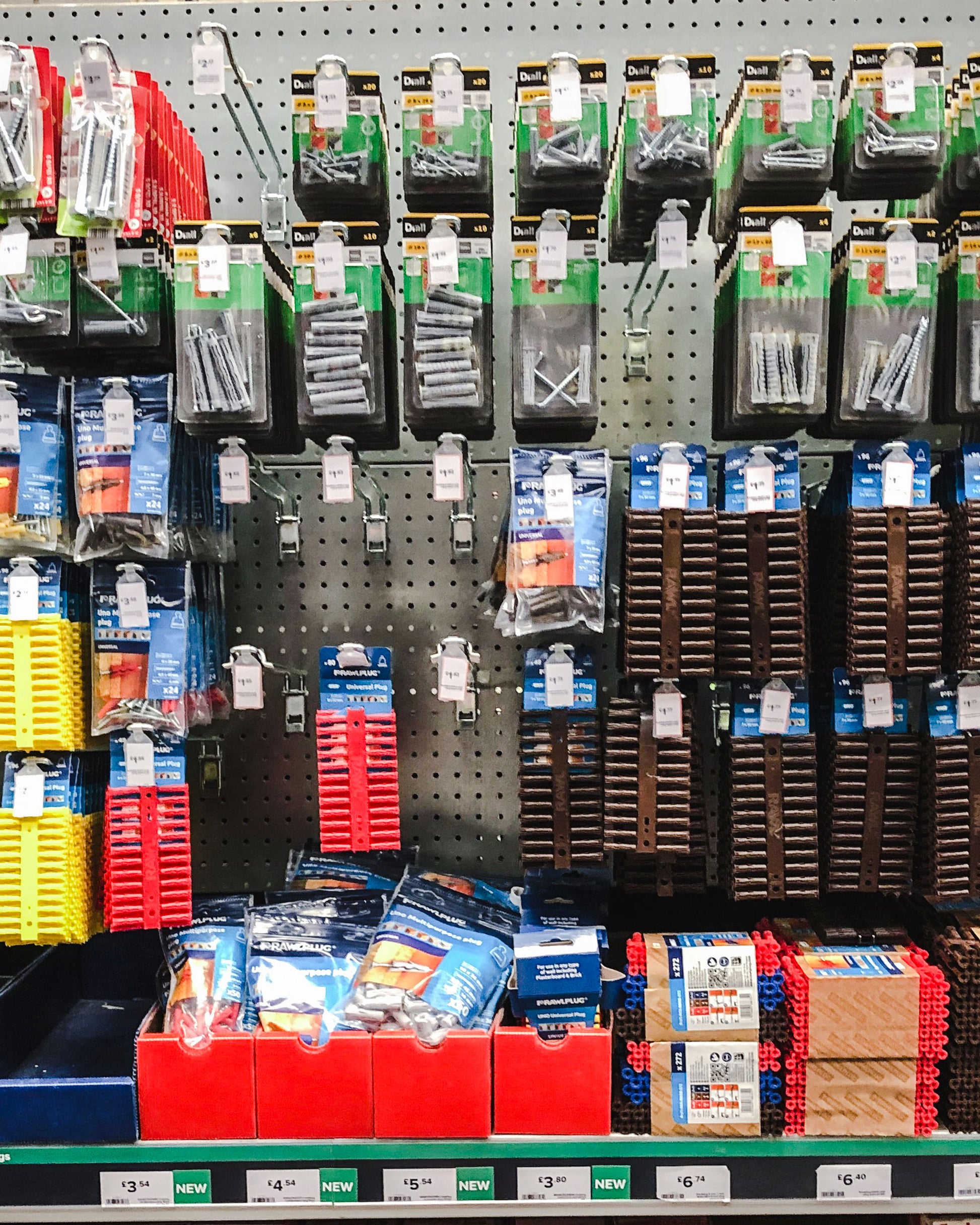 What are all the different types of rawl plugs and wall fixings for? Learn all about it on an Ash & Co beginners DIY course