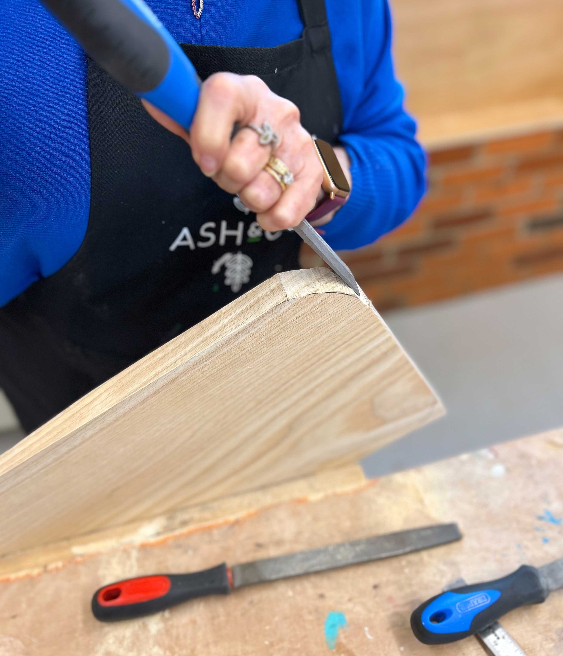 Use woodworking tools and make a chopping board on a one day beginners woodwork experience class at Ash and Co Workshops on the Hampshire / Surrey border.